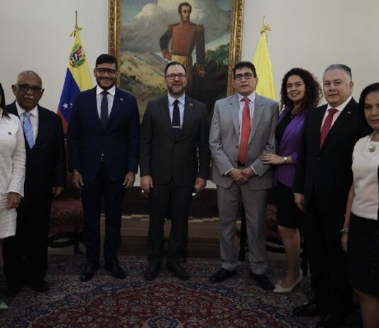 Canciller Yván Gil recibe copias de estilo del Embajador designado de Colombia Milton Rengifo